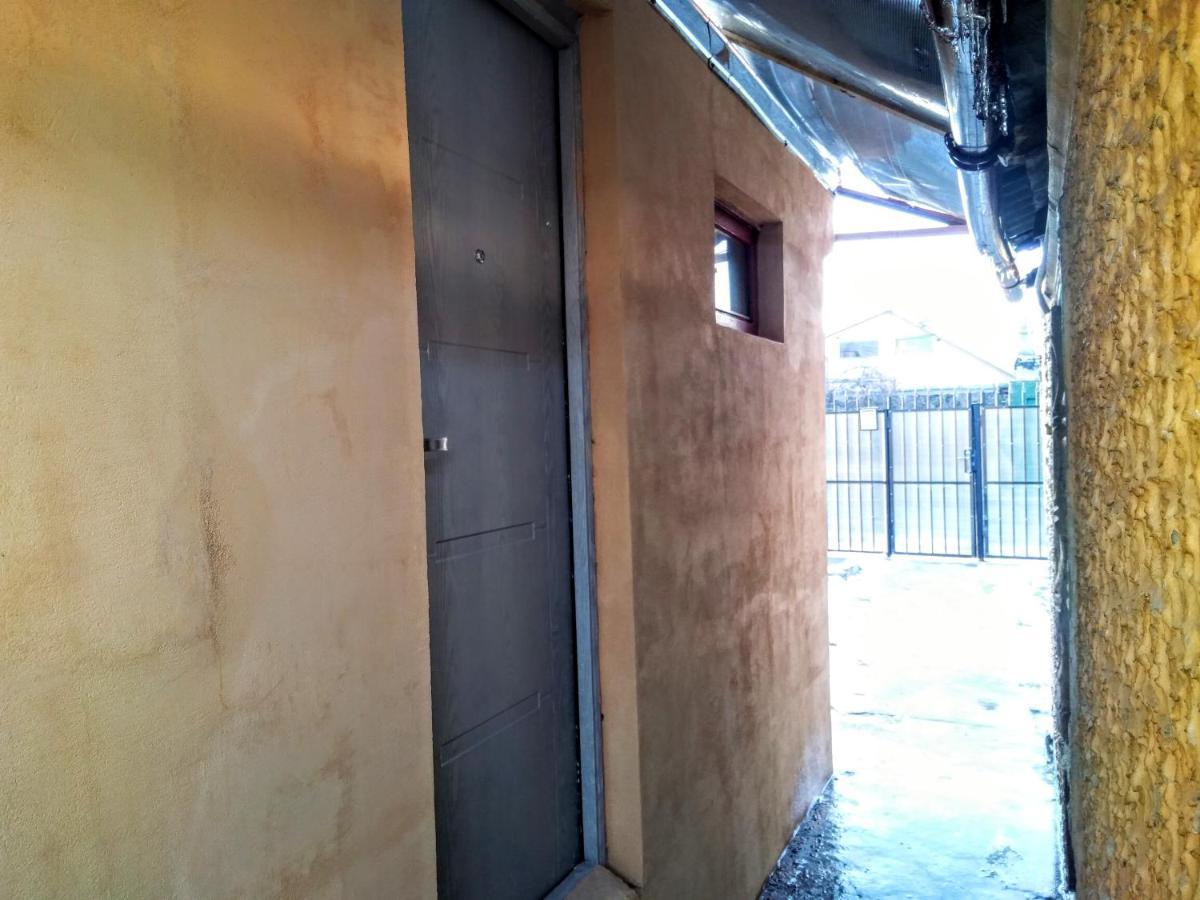 Two Rooms Rustic House - Self Check-In Bucarest Esterno foto